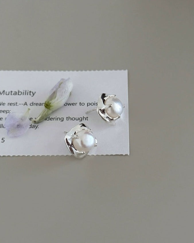 Luxury Elegant Silver Pearl Earring Display