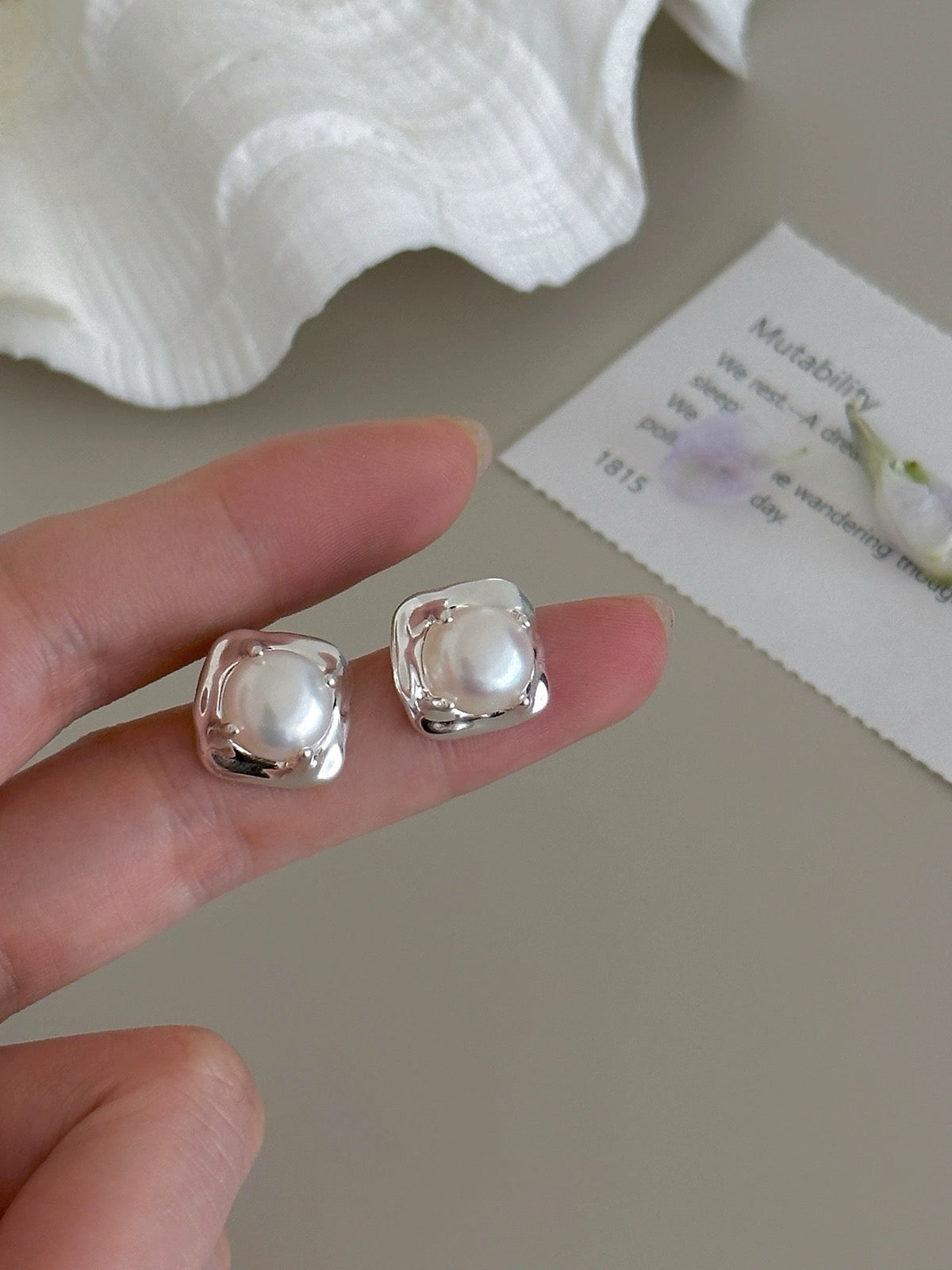 Luxury Elegant Silver Pearl Earring In Hand